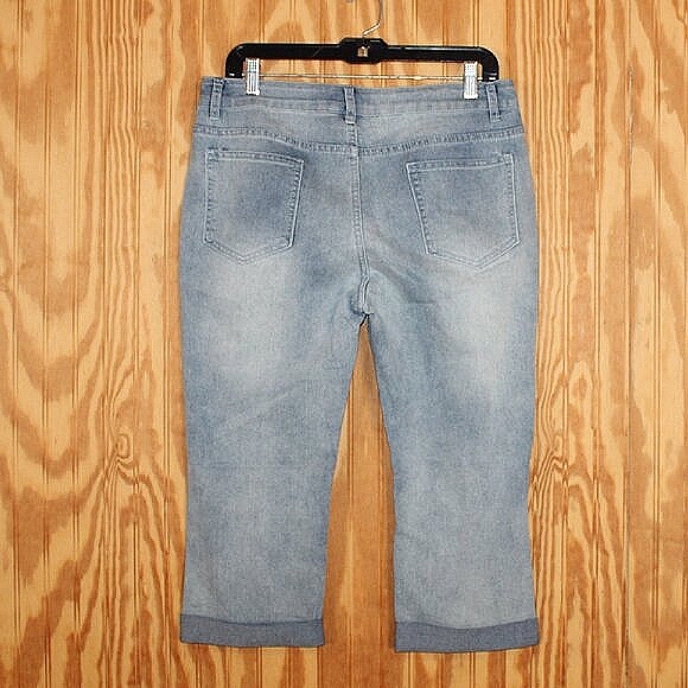 Sheilay Light Wash Distressed Capri Pants - Size L